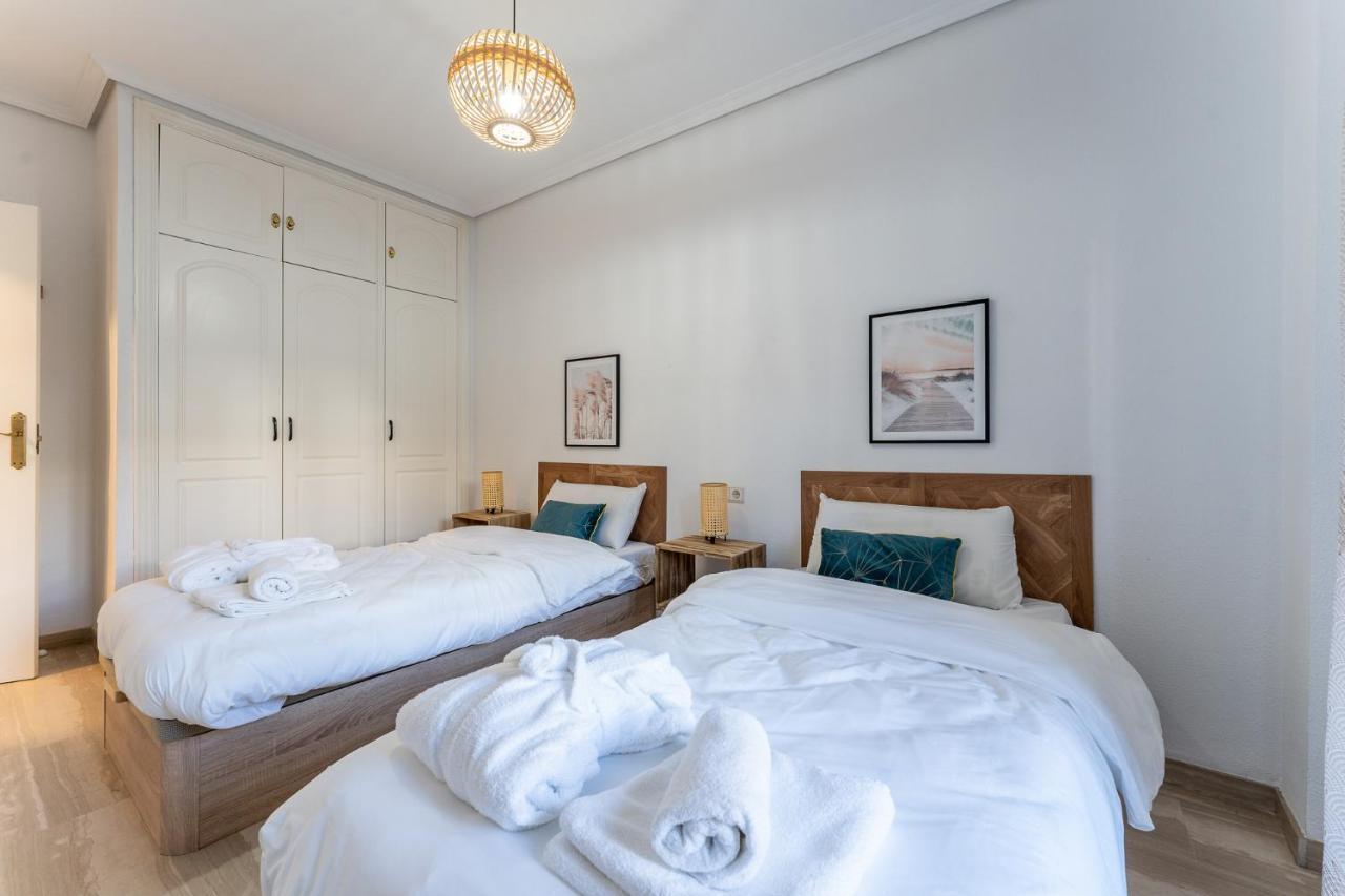 Superb Location Beachfront , 3 Bed With Terrace Apartamento *